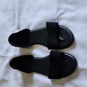 Women's flat shoes